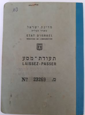 תעודת מסע במקום דרכון (פספורט, Passport) חתימה לכל הארצות פרט לגרמניה (איסור נסיעה לגרמניה). 