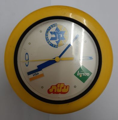 שעון קיר של מכבי תל אביב כדורסל מהשנים 1990-2000. השעון במצב עבודה. קוטר כ 17 ס"מ.