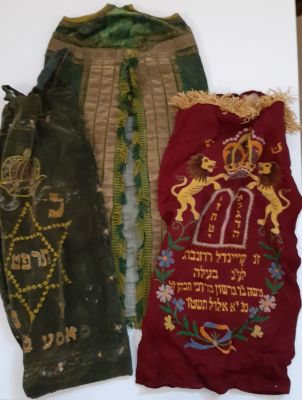 לוט 3 מעילים לספר תורה רקומים. מעיל מוקדם רקום עם חוטי כסף תחילת המאה ה-20. אחד משנת תרפ"ט 1929 