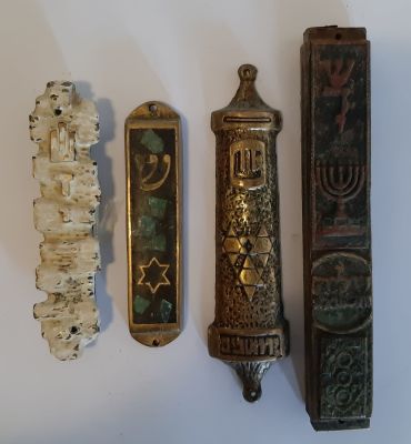 לוט של 4 בתי מזוזה ממתכת תקופות שונות החל משנות החמישים השישים של המאה הקודמת. מידת המזוזה 