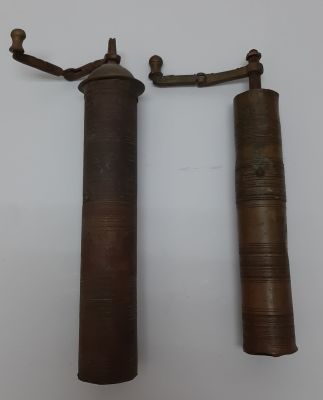 לוט 2 מתחנות מפליז ישנות. אחת גדולה גובה 32 ס"מ ואחת קטנה יותר בגובה 29 ס"מ.