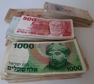 אוסף של כ 400-500 שטרות ישראל משומשים במצבים שונים.