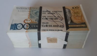 חבילה שבה קרוב ל 500 שטרות ברזיל נתונים בבנד רשמי של בנק המרכזי של ברזיל. לא היו בשימוש.