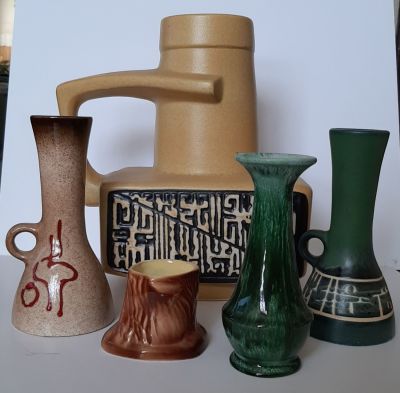 לוט 5 אגרטלים קרמיקה ישראל מסביבות שנת 1960-1950. גדלים שונים. הגבוה ביותר לא חתום גובהו 27 