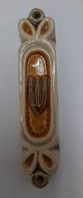 מזוזה קרמיקה של גופר. חתום.