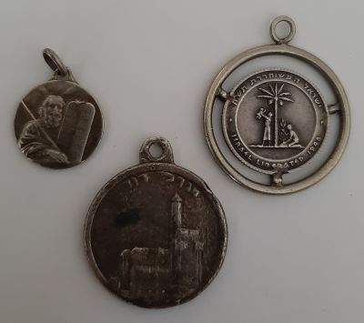 לוט 3 תליונים מכסף. אחת עם מדלית יהודה השבויה של החברה הממשלתית למטבעות ומדליות ועוד שניים 
