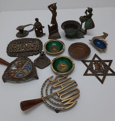 לוט של 13 חפצי ישראליאנה חפצים שימושיים וחפצי קישוט מפליז ומברונזה במצבים שונים חלקם במצב חדש 