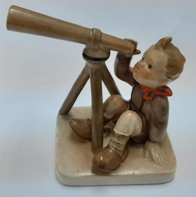 פיגורה פסלון פורצלן ילד עם טלסקופ. כנראה תוצרת יפן. חתום בבסיס. חתימה לא ברורה.