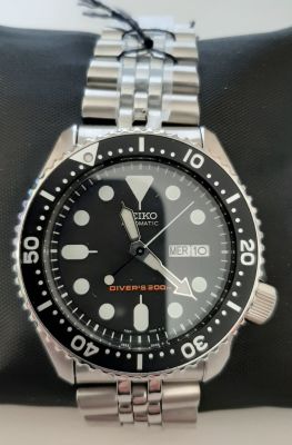 שעון סייקו דייבר SEIKO. קוטר 42 מ"מ. כתר מתברג. עמידות למים עד 200 מטר. חדש פול סט קופסה ספר 