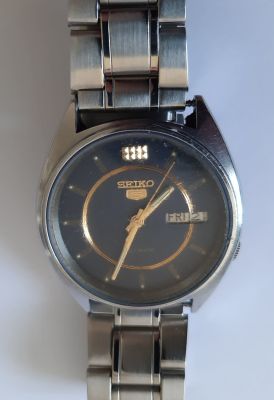 שעון יפני SEIKO אוטומטי . מצב חיצוני טוב. קוטר 35 מ"מ. המנגנון עובד. רצועה איכותית לא מקורית.