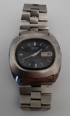 שעון SEIKO וינטג' (דגם קופסה טלויזיה). מנגנון אוטומטי עובד. קוטר 38 מ"מ. רצועת מתכת מקורית.