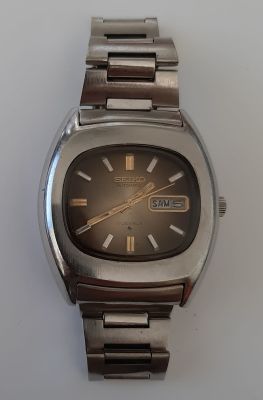 שעון SEIKO וינטג' (דגם קופסת טלויזיה). מנגנון אוטומטי עובד. קוטר 36 מ"מ. רצועת מתכת מקורית.