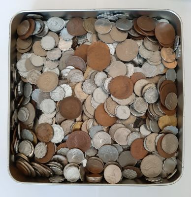 אוסף מטבעות במשקל של כ 2.75 ק"ג בקופסת פח הכולל מטבעות ישראל, חו"ל ואסימונים שונים. מרבית 