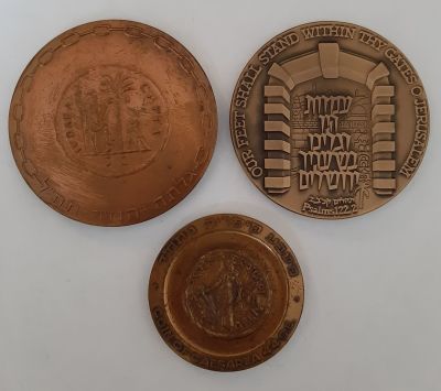 לוט 3 מדליות בהנפקה רשמית של החברה הממשלתית למדליות ומטבעות בע"מ. 2 בקוטר 60 מ"מ ואחת בקוטר 45 מ"מ.