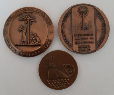 לוט 3 מדליות בהנפקה רשמית של החברה הממשלתית למדליות ומטבעות בע"מ. 2 בקוטר 60 מ"מ ואחת בקוטר 45 מ"מ.