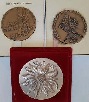 לוט 3 מדליות בהנפקה רשמית של החברה הממשלתית למדליות ומטבעות בע"מ. 2 בקוטר 60 מ"מ ואחת בקוטר 68 