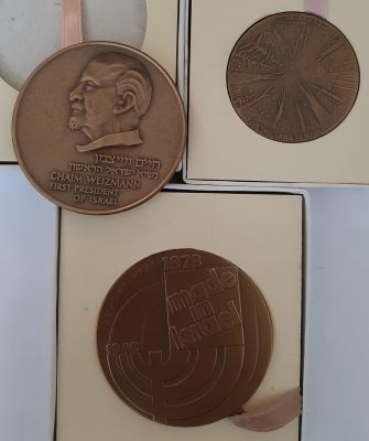 לוט 3 מדליות בהנפקה רשמית של החברה הממשלתית למדליות ומטבעות בע"מ. 2 בקוטר 60 מ"מ ואחת בקוטר 45 מ"מ.