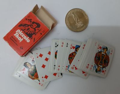 קופסת קלפים מיניאטוריים ישנה. גודל כ 3.5X2.5 ס"מ. מצב חדש. נזק מינורי לדופן הקופסה. (חצי ש"ח 