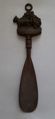 כף נעליים עתיקה מברונזה לנעילת נעל או חליצה. סצנת עגלון. כנראה מתחילת המאה העשרים. עם לולאה לתליה.