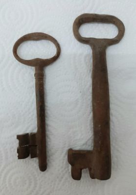 זוג מפתחות עתיקים גדולים. אורך 13 ס"מ ואחד 11 ס"מ. חלודים.