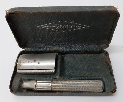 מכשיר גילוח ג'ילט GILLETTE ישן מאד בתוך קופסא מקורית. פגמי זמן.