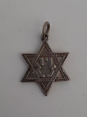 תיליון כסף 925 , מגן דוד קטן עם הכיתוב " ציון " במרכזו. גודל כ 15 מ"מ.