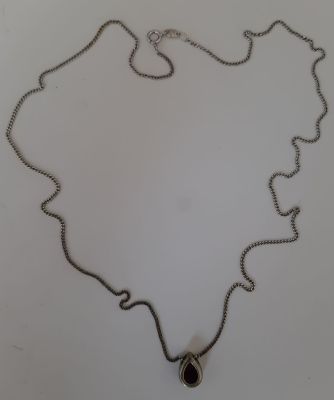 תליון עם שרשרת עשוי כסף משובץ באבן חן . גודל שרשרת כ 44 ס"מ.