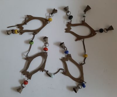 מובייל מפליז בצורת דגים משולב חרוזים. אורך כ 59 ס"מ.