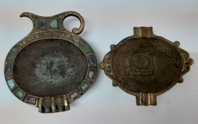 לוט 2 מאפרות מאסיביים מפליז. תוצרת ישראל סביבות 1960