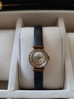 אומגה OMEGA WATCH שעון זהב שוויצרי איכותי ויוקרתי לאשה. זהב GOLD 18K. רצועת עור לא מקורית. משקל 
