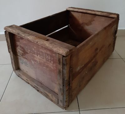 ארגז עץ ישן מאד להדרים תפוזים היה בשימוש בבית אריזה של תנובה. הדפס תנובה בית יהושוע על הארגז. 