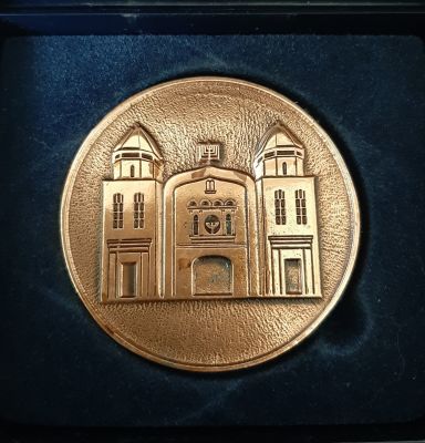 מדליה מזכרת בתיה נוסדה בשנת תרמ"ג 1882. סמל המושבה ובצד האחורי בית הכנסת המרכזי העתיק The old 