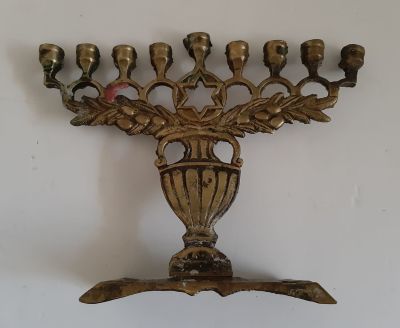 חנוכיה מברונזה. ישראל סביבות שנת 1960. גודל מירבי 