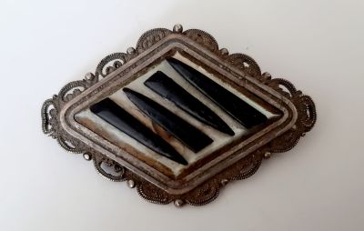 סיכה משולבת פליגרן עשויה כסף 925 (בצלאל ?). 
סיכה מוקדמת פלשתינה ארץ ישראל סביבות 1930-1940 