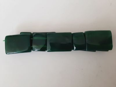צמיד עשוי מאבני חן ירוקות. משקל 38.5 גרם.