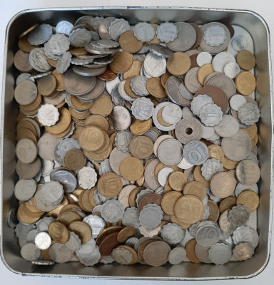 אוסף מטבעות ישראל כולל מטבעות מתקופת הפרוטות, מטבעות אלומיניום, מעט חו"ל ואסימוני תשלום. בקופסה 