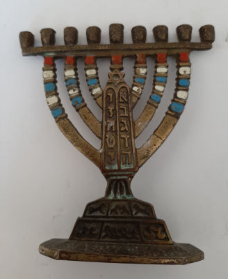 חנוכיה מיניאטורית לא מצויה תוצרת "תמר", חתומה. גובה כ 10 ס"מ. רוחב מוטת הבזיכים כ 9.5 ס"מ.