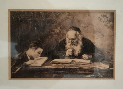 גלויה יהודית מוקדמת ציור של רב ותלמיד, ממוסגרת. גודל הגלויה כ 12X8 ס"מ. גודל המסגרת 21.5X16.5 