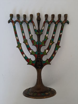 חנוכיה זקופה ישראלית ישנה ולא מצויה מברוזה צבועה בצבעים מקוריים. גובה 26 ס"מ. אורך מוטת הבזיכים 