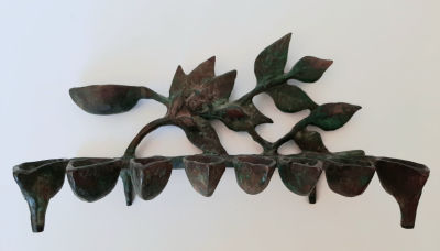 חנוכיה כבדה ומסיבית מברונזה של האמן שאול בז made by artist Shaul Baz, חתומה. משקל כ 2 ק"ג . 
