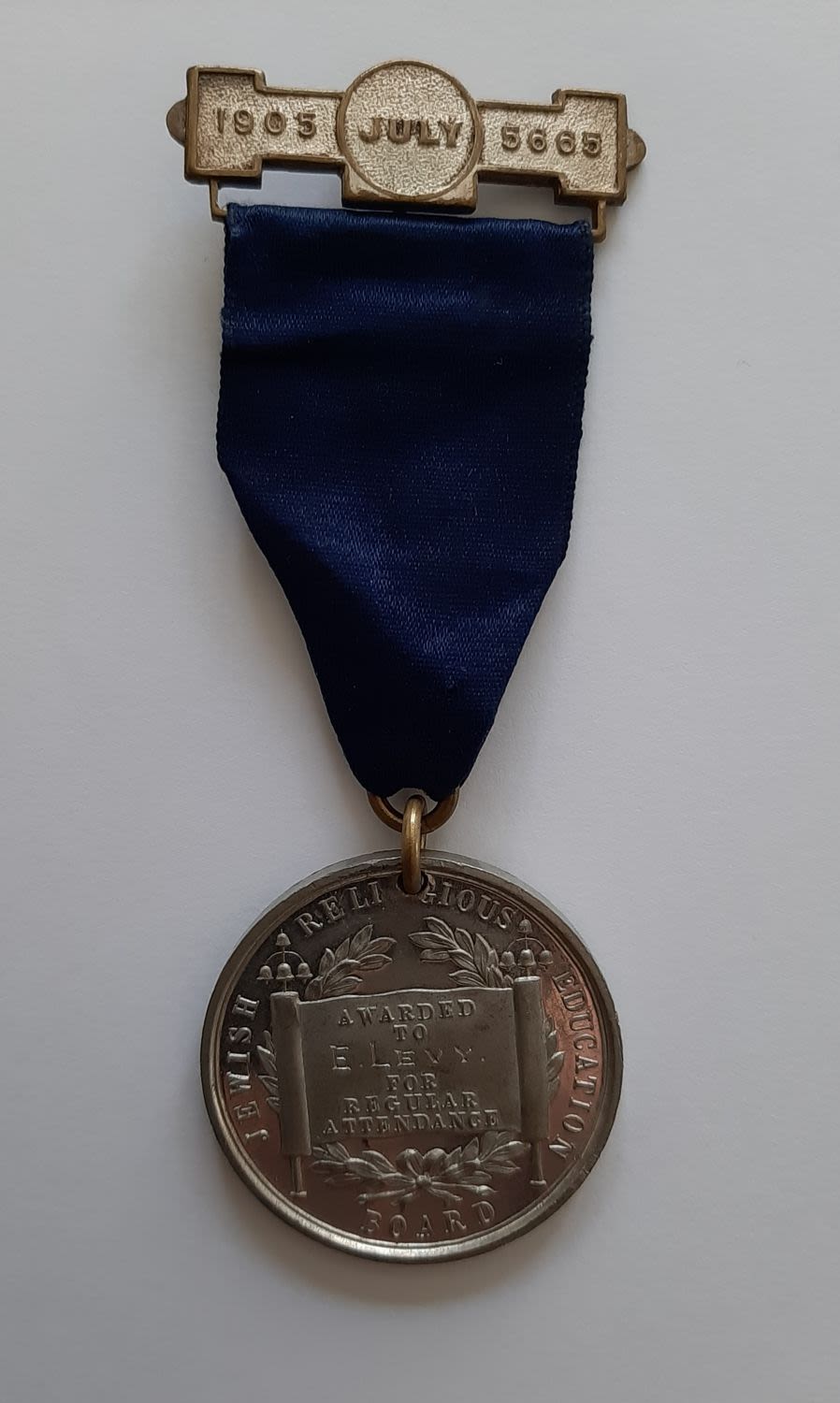 מדליה יהודית עתיקה להענקה. הוענקה לתלמיד יהודי בשם לוי. תאריך המדליה יולי 1905.