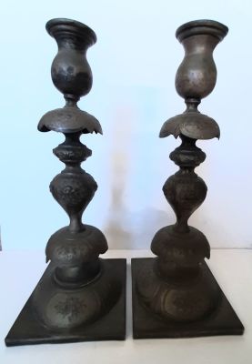 פמוטים עתיקים סביבות שנת 1900 חתומים על ידי היצרן מוורשה פולין. גובה כ 31 ס"מ ס"מ. היו מצופים 