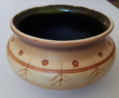 כלי קרמיקה תוצרת פלקרמיק, חתום. עבודה יפה ואיכותית. העיטורים בעבודת שקע בשילוב צבעים תואמים. 