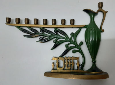 חנוכיה ישנה תוצרת ישראל במצב טוב מאד מסביבות שנת 1960. גובה מירבי כולל שמש 18 ס"מ. אורך מירבי כ 
