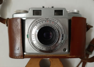 מצלמה ישנה בנרתיק עור מקורי תוצרת אגפא Agfa. מצב קוסמטי טוב מאד. מצב עבודה לא נבדק.