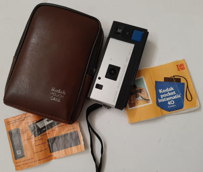 מצלמה פוקט (כיס) תוצרת קודק Kodak בנרתיק מקורי כולל ניירת. במצב קוסמטי טוב מאד. מצב עבודה לא נבדק.
