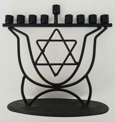 חנוכיה ישראלית, מתכת עם מגן דוד. גובה14.5 ס"מ רוחב 16 ס"מ.