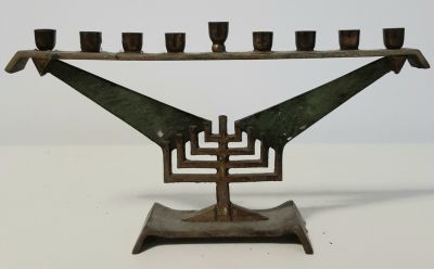 חנוכיה ישראלית וינטג' סביבות שנת 1960. גובה כ 13 ס"מ, רוחב כ 23.5 ס"מ.