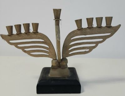 חנוכיה ישראלית וינטג' דוגמת ציפור. כנפיים נעים מצד לצד. גובה כ 15 ס"מ, רוחב (מוטת כנפיים 