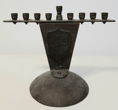 חנוכיה ישראלית וינטג' סביבות שנת 1960. עשויה פח (כנאה עבודה פרטית) חנוכיה לא מצוינה עם פלק סמל 